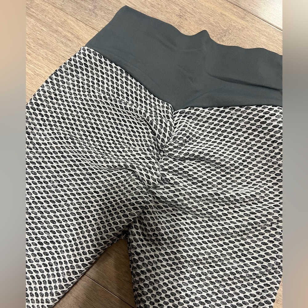 Women's Gray Textured Leggings - Picture 7 of 10
